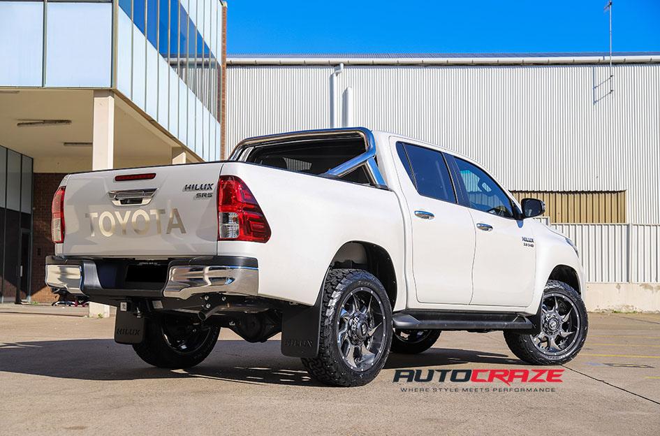 TOYOTA HILUX N80 4WD GD01 BLACK WITH CHROME INSERTS